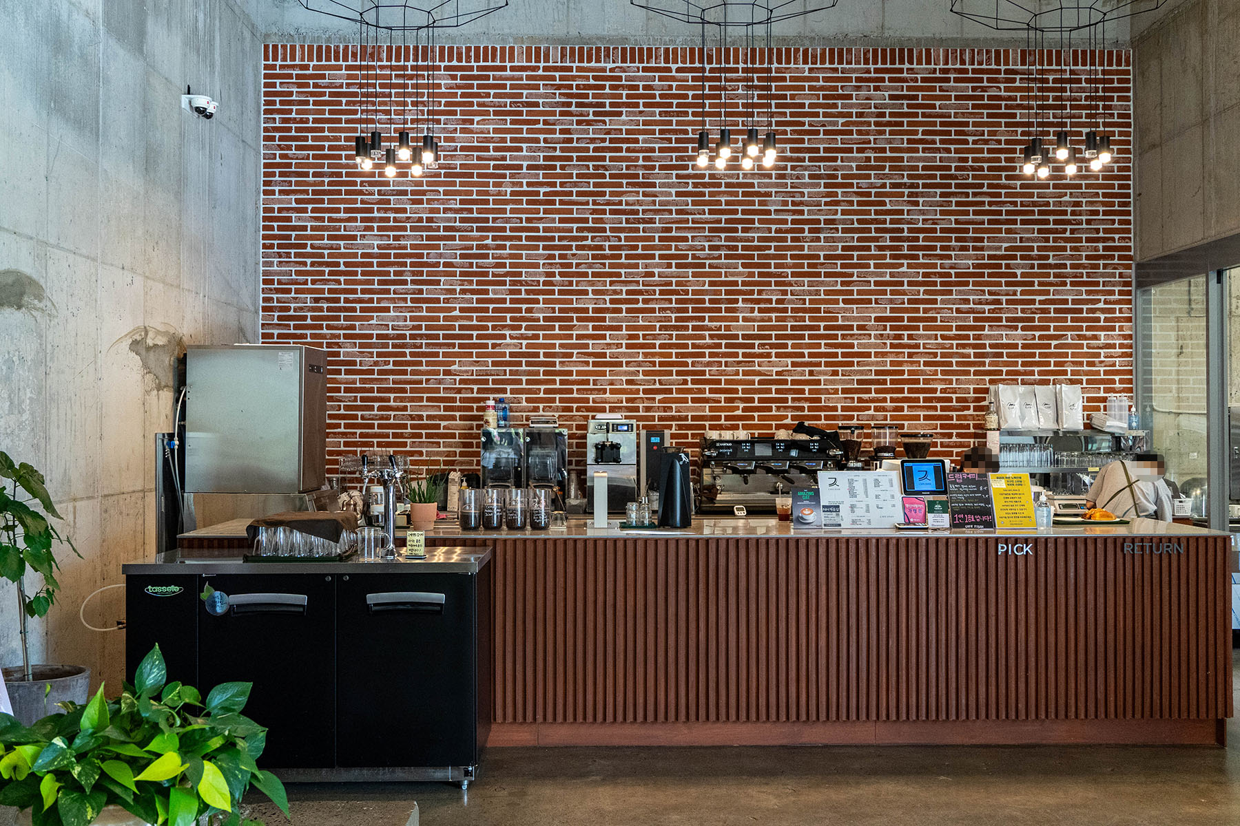 카페 지산 1층 바