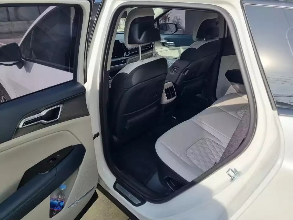 스포티지 LPG 운전석 뒷문을 연 모습입니다.