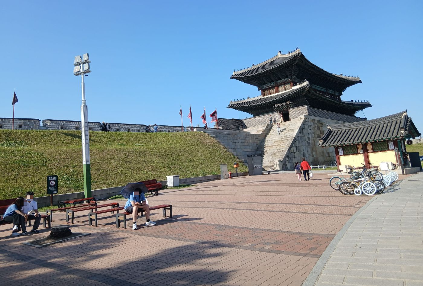 수원화성 장안문 전경, 행리단길에서 이어지는 성곽길 시작 지점, 서울 근교 당일치기 여행 추천 코스