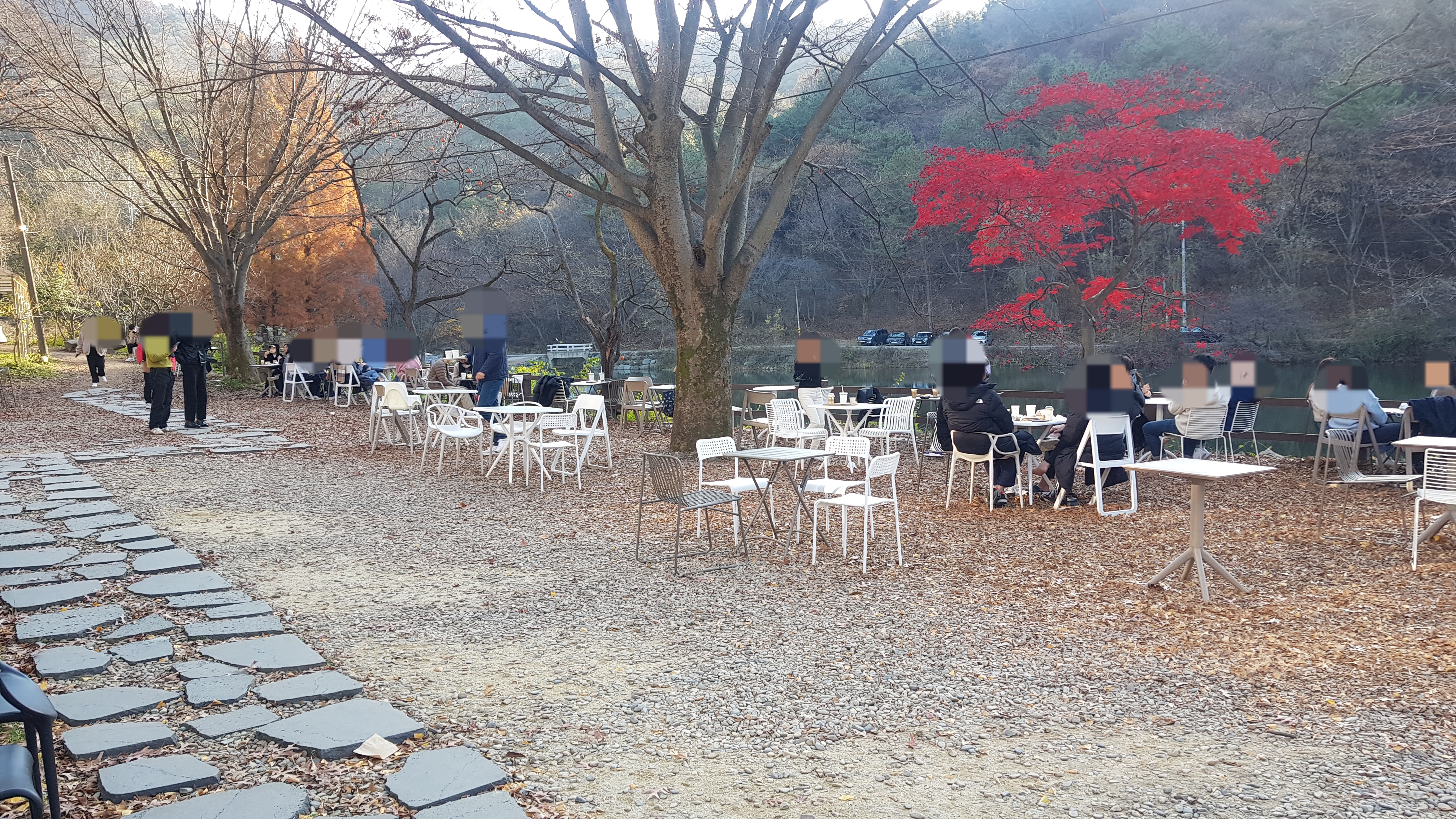 엔학고레 호수 앞 야외 자리는 만석