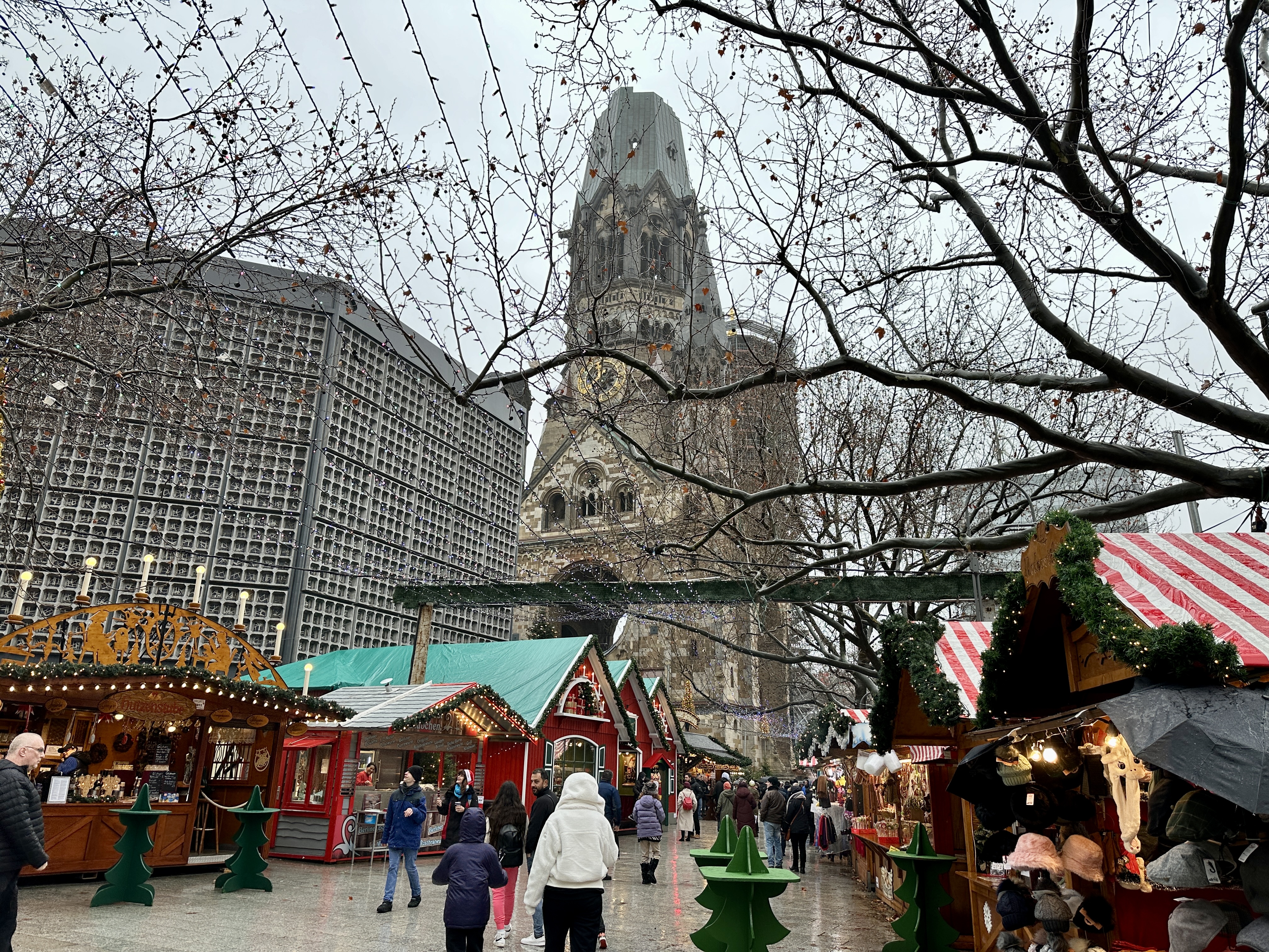 크리스마스 마켓 분위기 나는 카이저 빌헬름 교회 앞