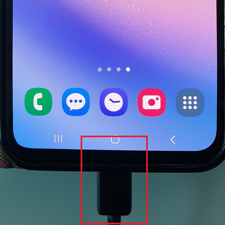 충전기 연결되어있음