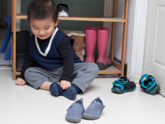 신발 신으면 걷기 싫어하는 아이