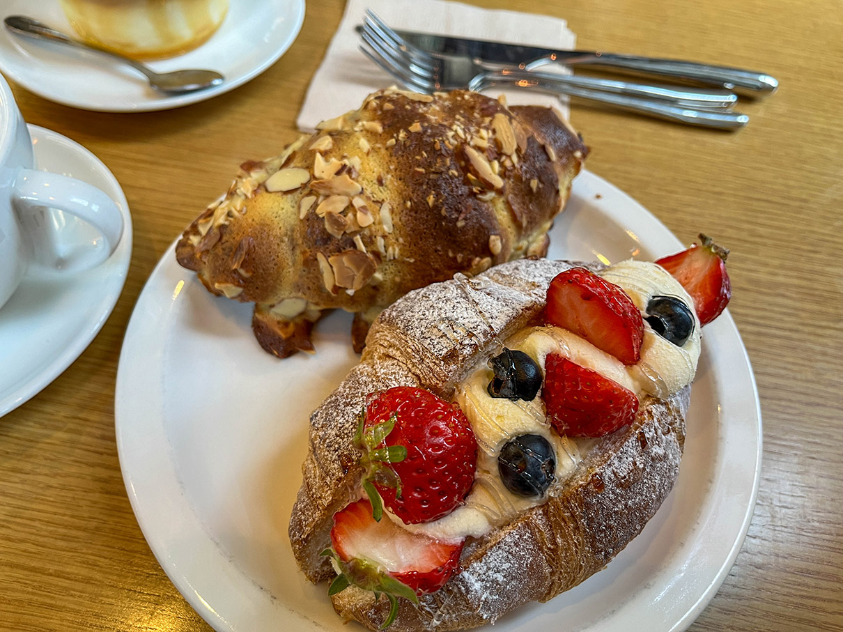 어셈블커피로스터즈 아몬드 크루아상과 후루츠 크루아상