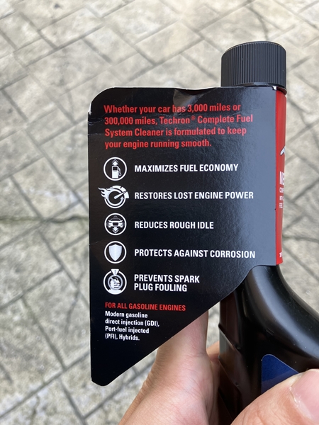 쉐브론 테크론 연료 첨가제 패키지 측면 설명 &ndash; 연비 개선&amp;#44; 출력 회복&amp;#44; 부식 방지 기능 아이콘 표기