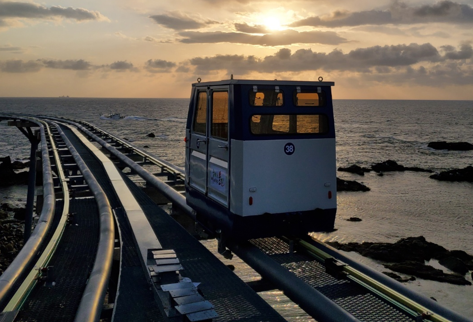 밤에 스카일레일 움직이는 모습사진입니다.