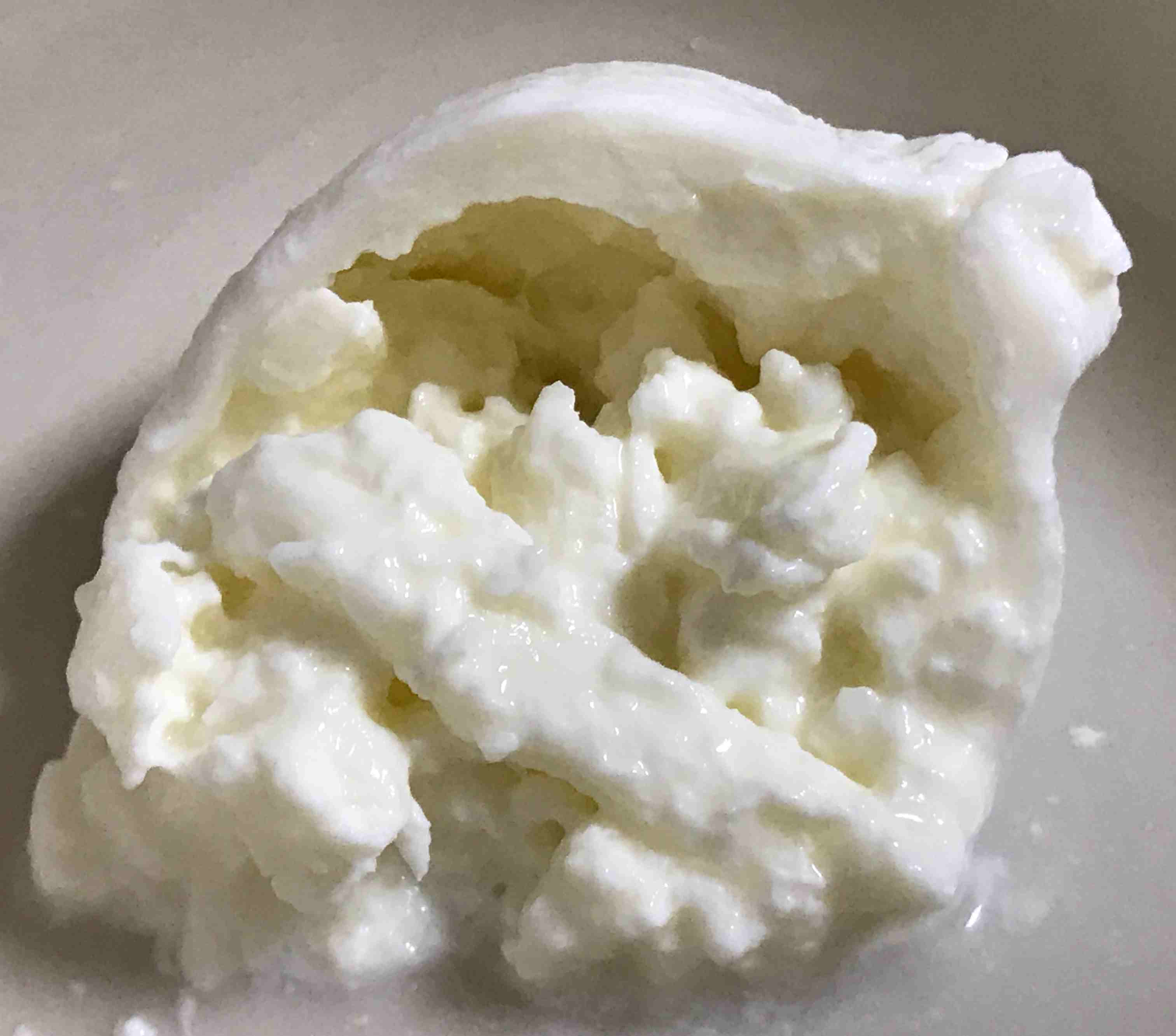 안쪽에 있는 모짜렐라 조각들