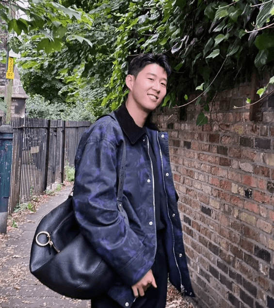 검은 옷을 입고 레더 자켓을 걸친 손흥민 전신 사진