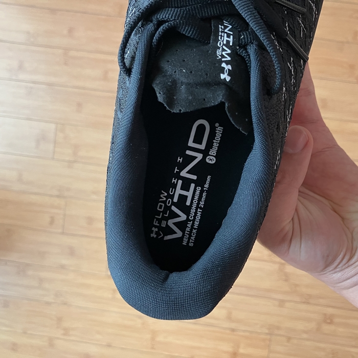 언더아머 플로우 벨로시티 윈드 2 러닝화 인솔 상단&amp;#44; 로고와 모델명&amp;#44; 블루투스 지원 문구가 보이는 모습