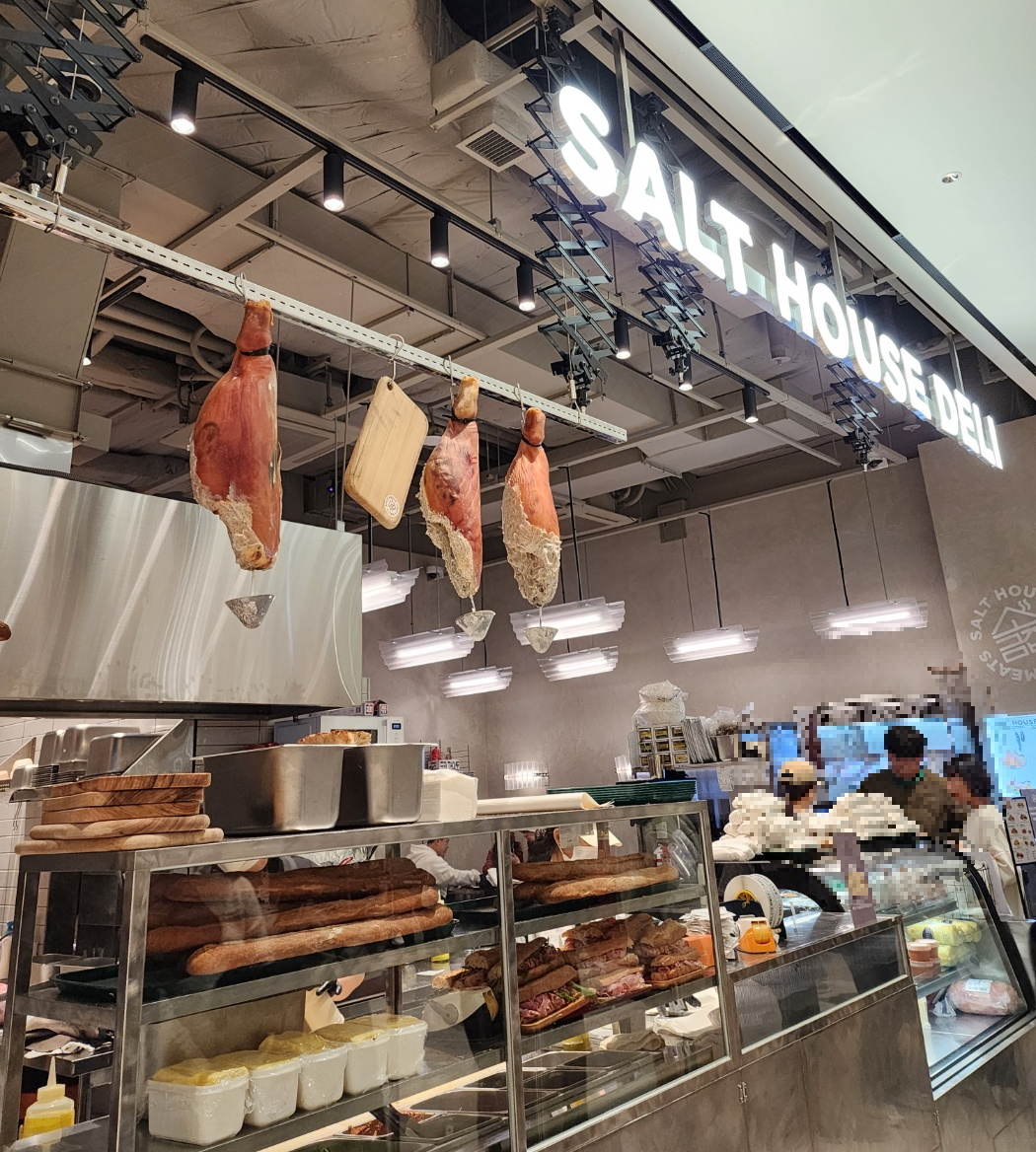 솔트하우스에 잠봉과 바게트 버터들이 진열되어있어요