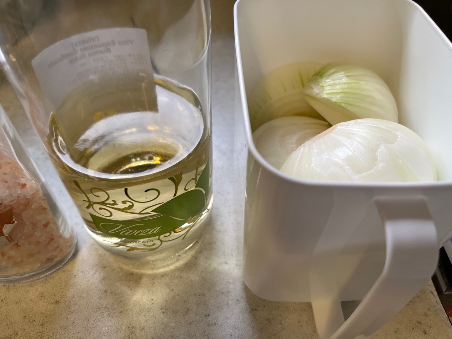 화이트와인과 양파