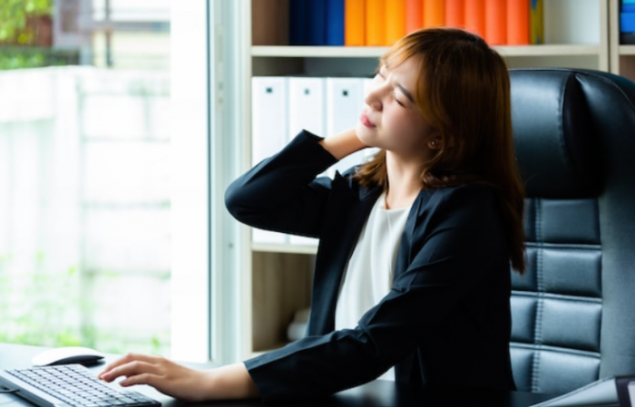 장 시간 컴퓨터 앞에서 일을 하면 담이 생긴다.