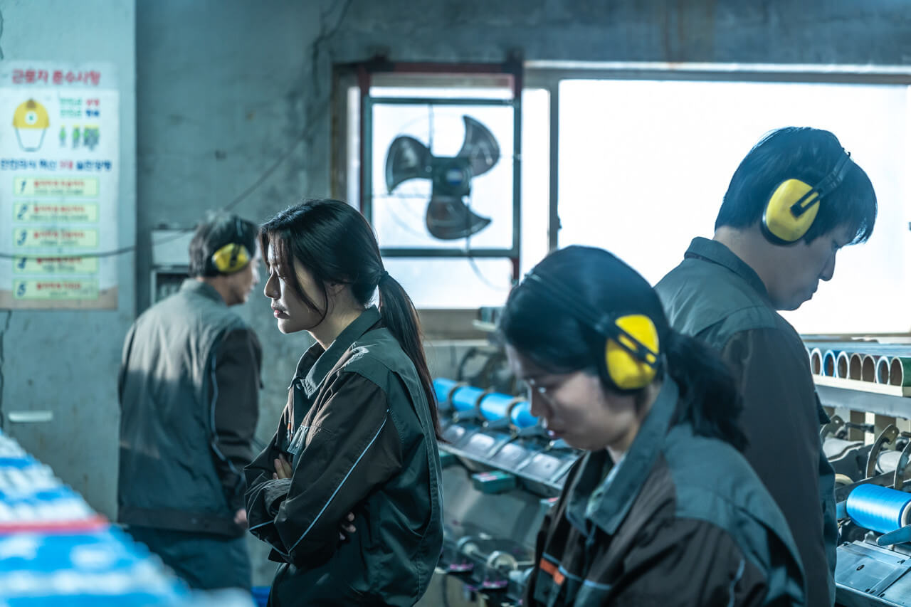청각 장애가 있는 주영이 공장에서 헤드폰 없이 일하고 있는 모습