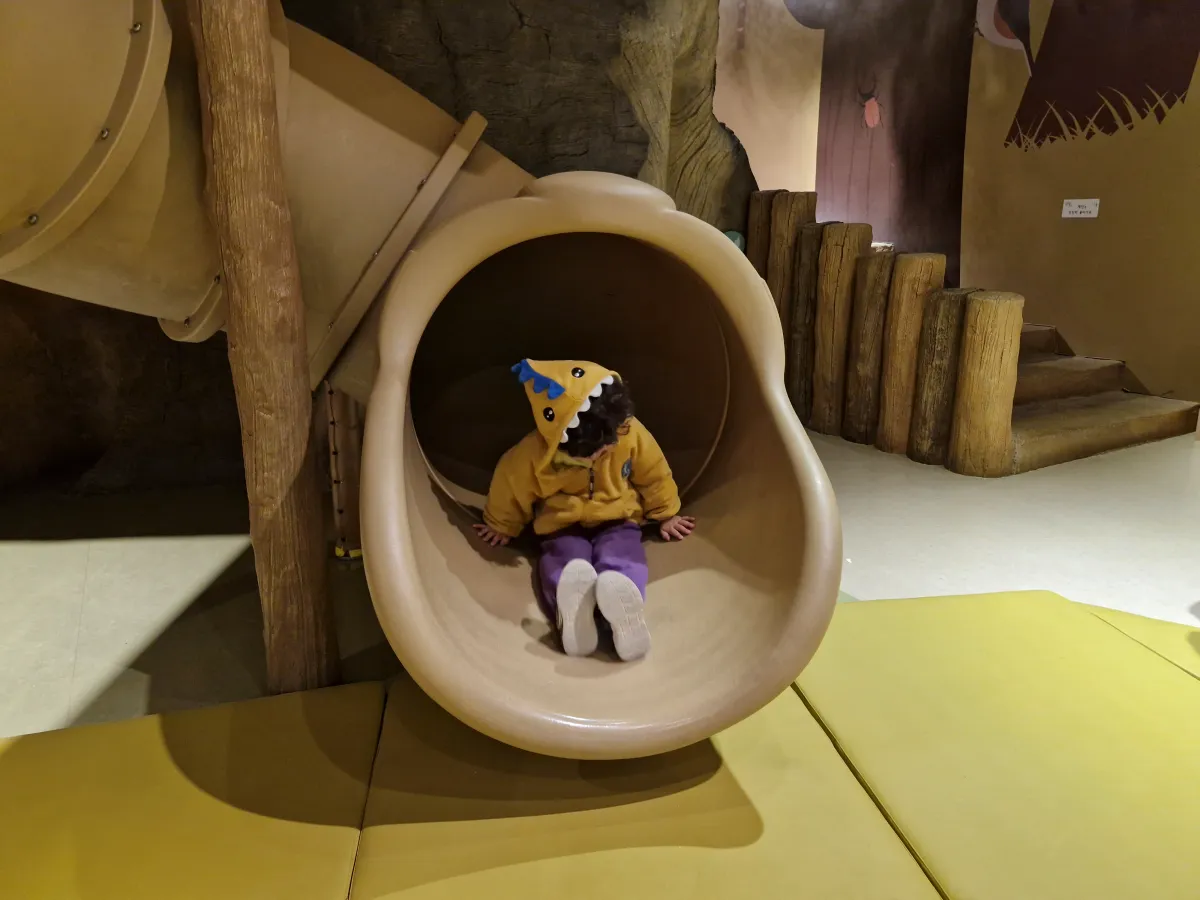 미끄럼틀에서-내려오고-있는-둘째-아들