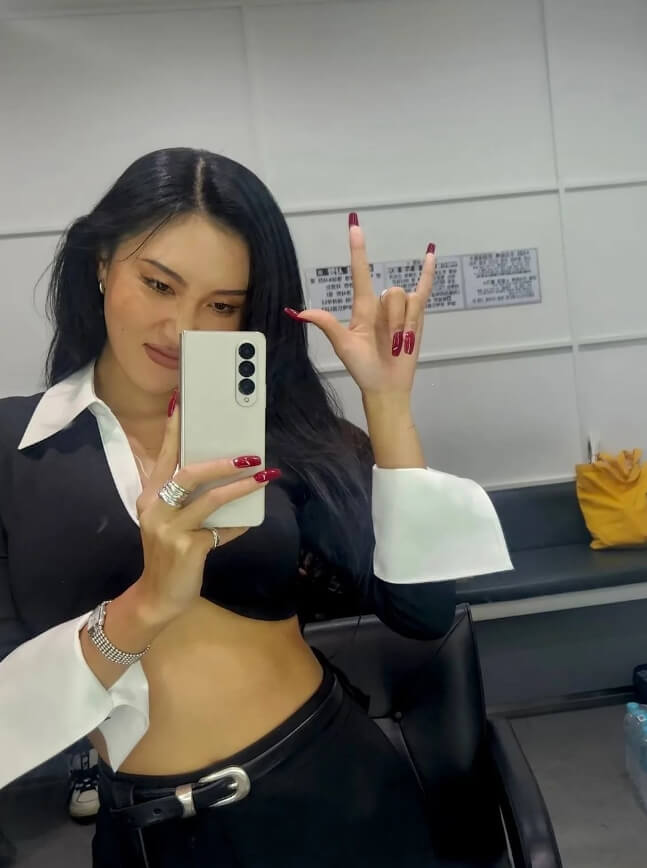 핸드폰을들고있는-긴머리여성의모습