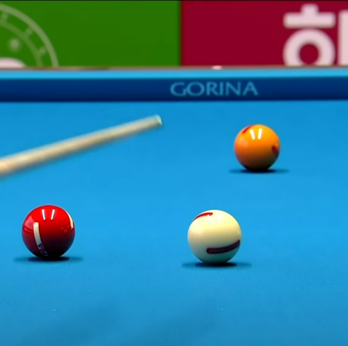 이미래 당구선수가 샷을 하기에 앞서, 자신의 당구큐대를 들어 공설계를 하고 있는 모습