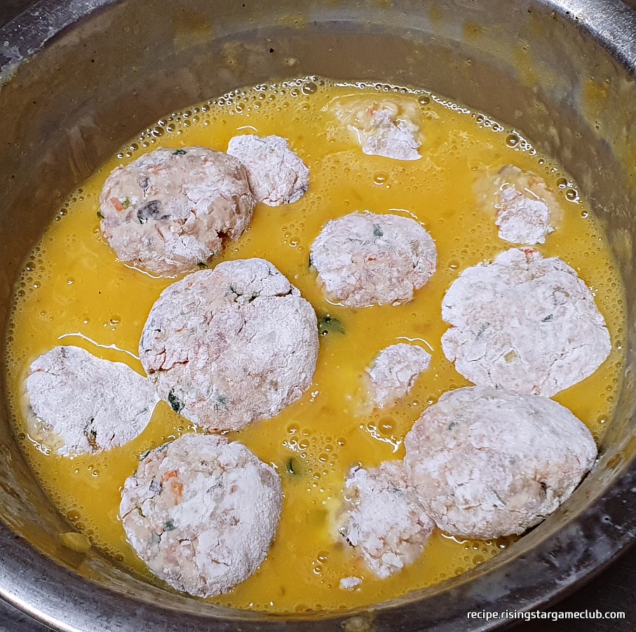 밀가루를 입힌 동그랑땡 반죽에 계란물을 입히는 사진