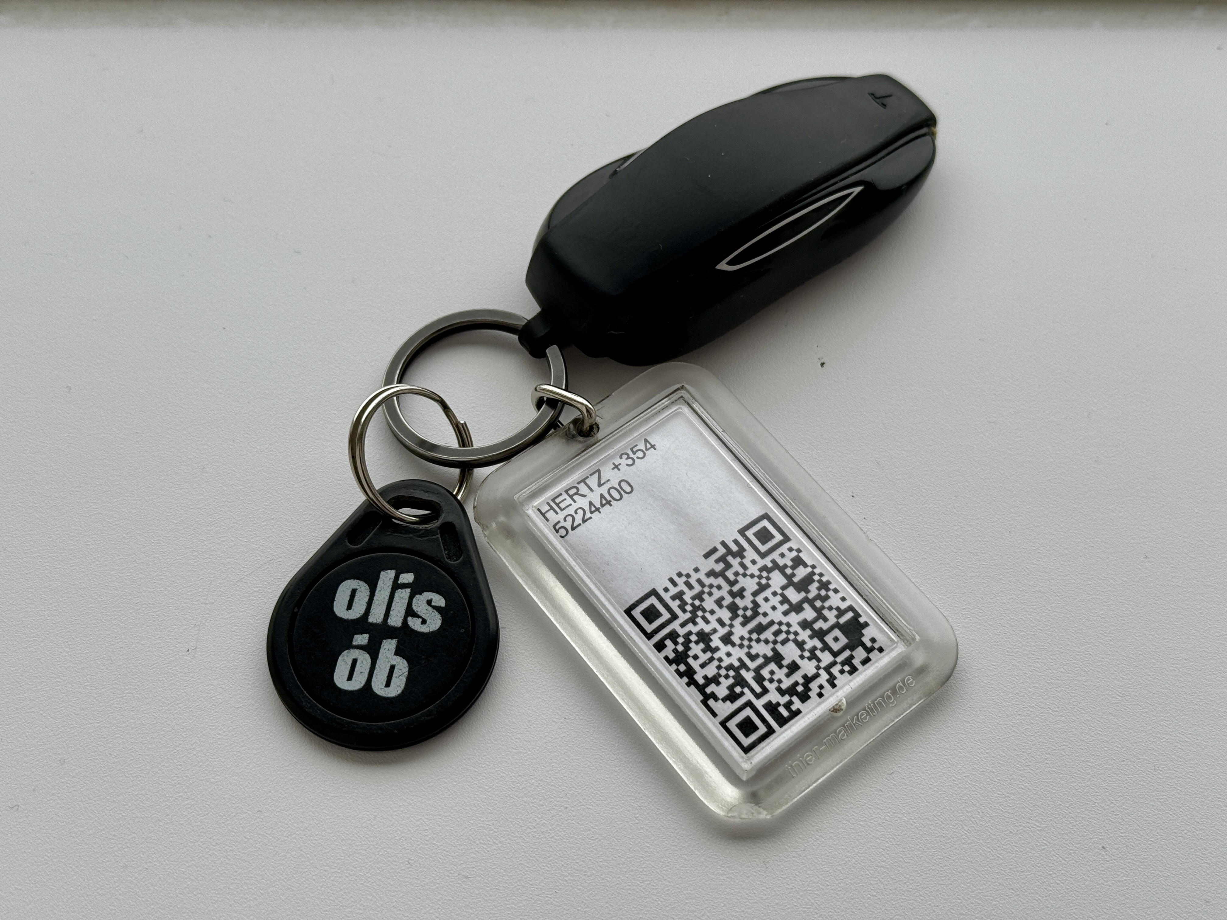 Hertz 렌터카용 테슬라 키팝과 함께 제공된 QR 코드 키 태그와 주유소 연동용 태그