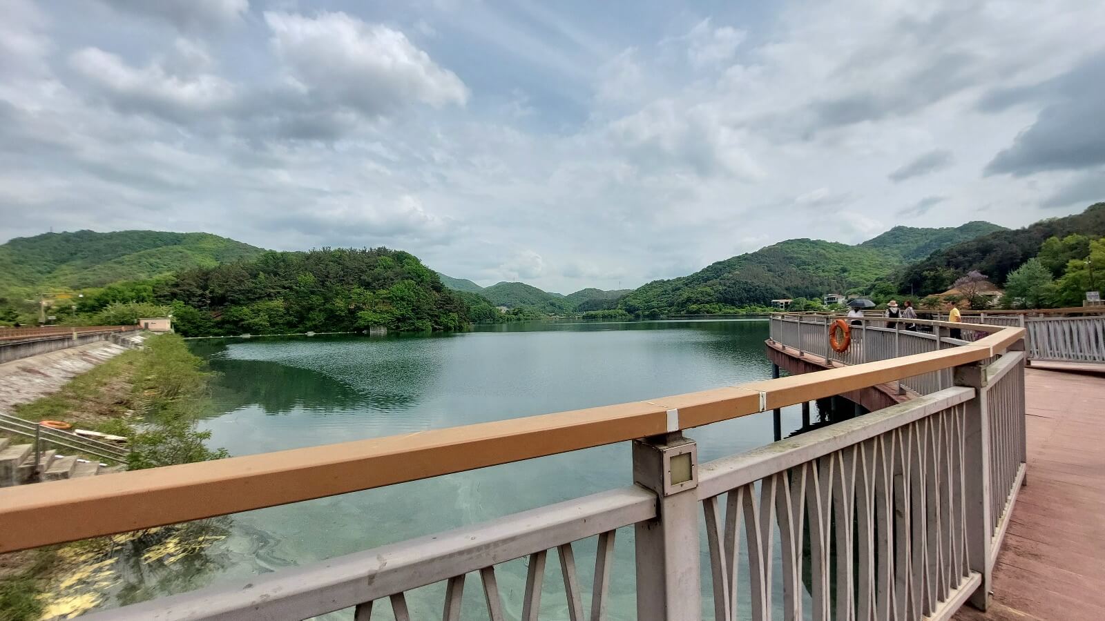 아중호수 와 산책로 데크길