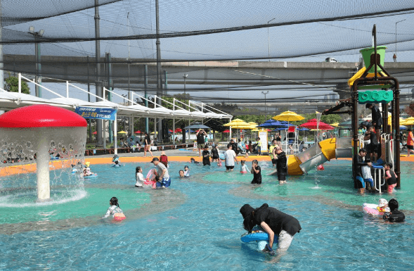 물놀이장-버섯분수-물놀이하는아이들-물놀이터