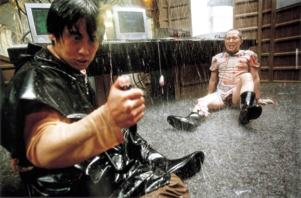 함께 죽기 위한 폭탄 버튼에 손을 올린 병구와 그 모습을 바라보는 만식