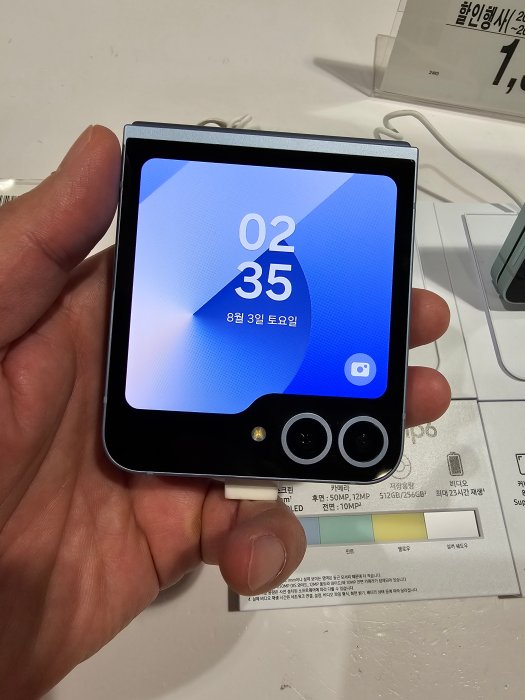 손에들려있는-갤럭시-Z플립6