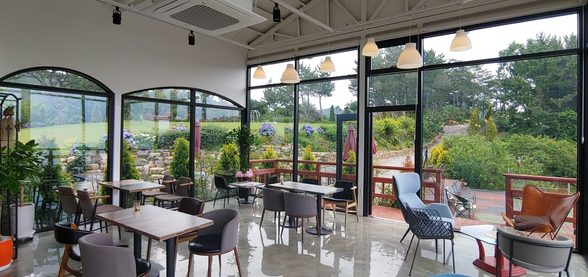 사계절 꽃 피는 바닷가 정원