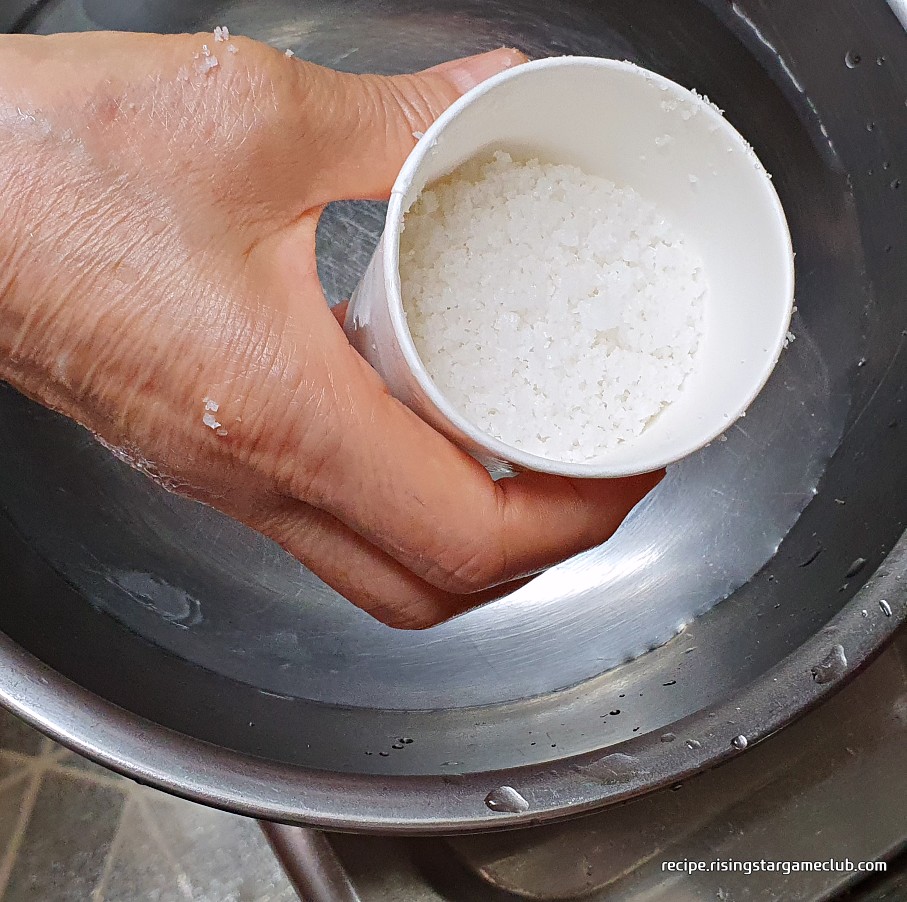 배추겉절이에 들어갈 배추를 절일 소금물을 만들기 위한 소금 반컵 사진