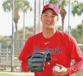 연금-붉은유니폼을 입고 글러브를 낀채 서있는김광현