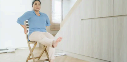 한쪽 다리 올리기 운동 이미지사진