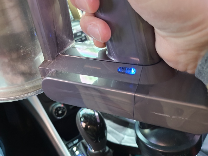 충전중인-다이슨-청소기