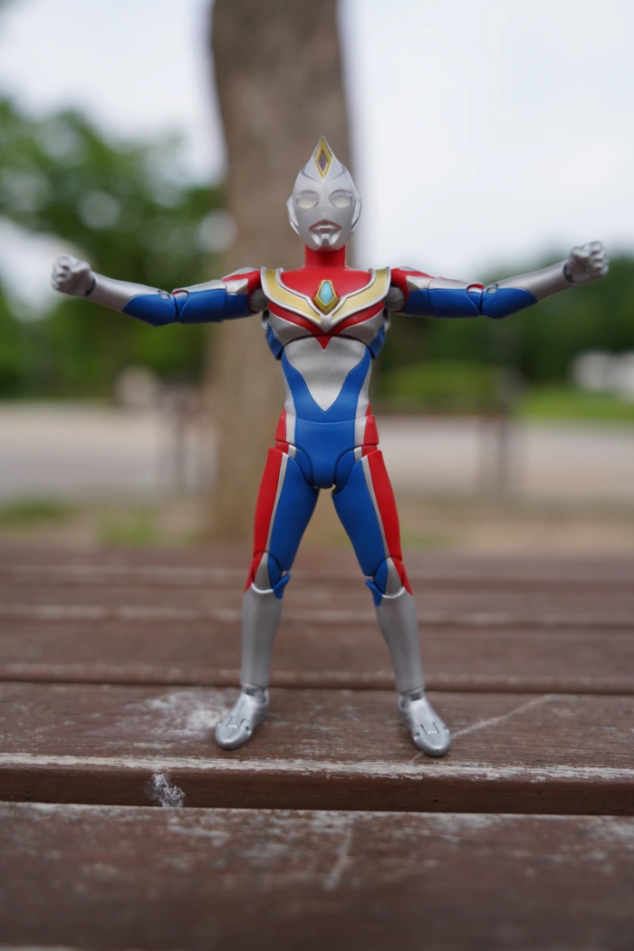 야외-공원에서-풀프레임-미러리스카메라로-피규어를-촬영한-사진2