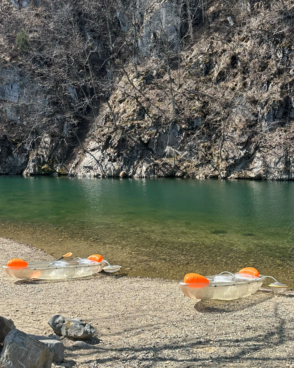 카페 밖 카약이 강변에 놓여 있는 사진