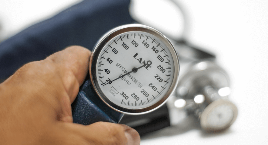 혈압에 좋은 차&amp;#44; 혈압 측정 기계와 혈압을 측정 하고 있다 - 5