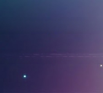상승하는 그래프와 데이터 포인트들이 있는 어두운 파란색 배경 위에&amp;#44; AI 칩&amp;#44; 차트&amp;#44; 달러&amp;#44; 자격증 아이콘이 배치된 이미지입니다.