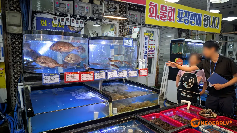 활어도 건어물도 수산물품질관리원 직원들의 꼼꼼한 확인으로 점검이 이어집니다.