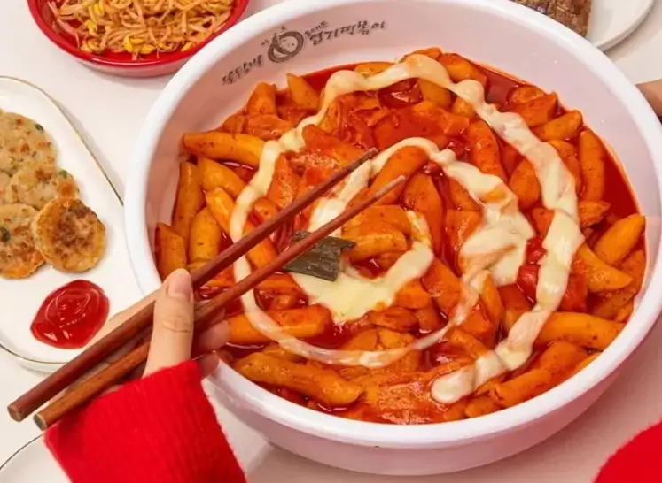 엽떡데이-메뉴를-먹고있는-사진