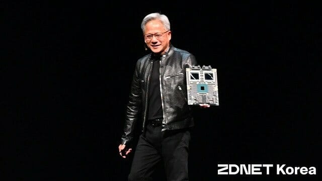 현재 양산중인 블랙웰 GPU를 공개한 젠슨 황 엔비디아 CEO.