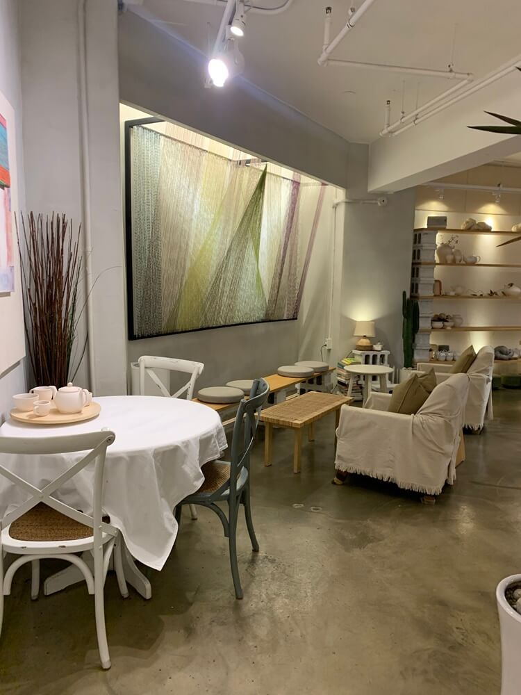 실로 인테리어된 내부