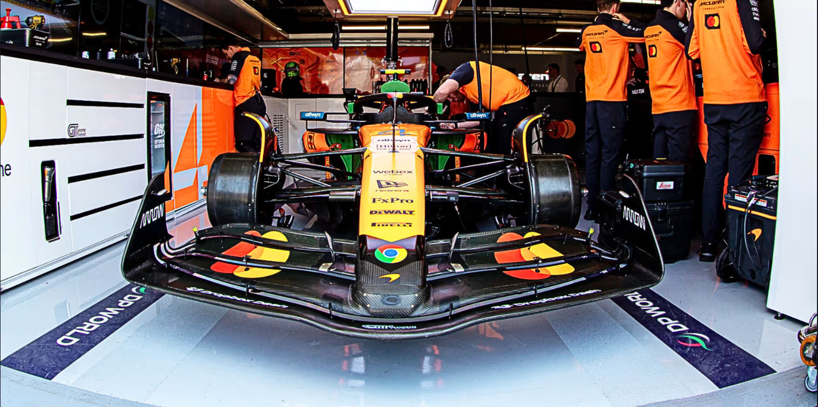 맥라렌 엔지니어와 머신 사진