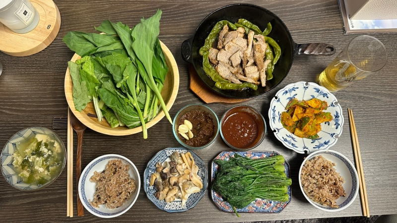 강릉 고향집에서 가져온 두릅, 명이나물, 소라로 차린 건강한 한상 차림