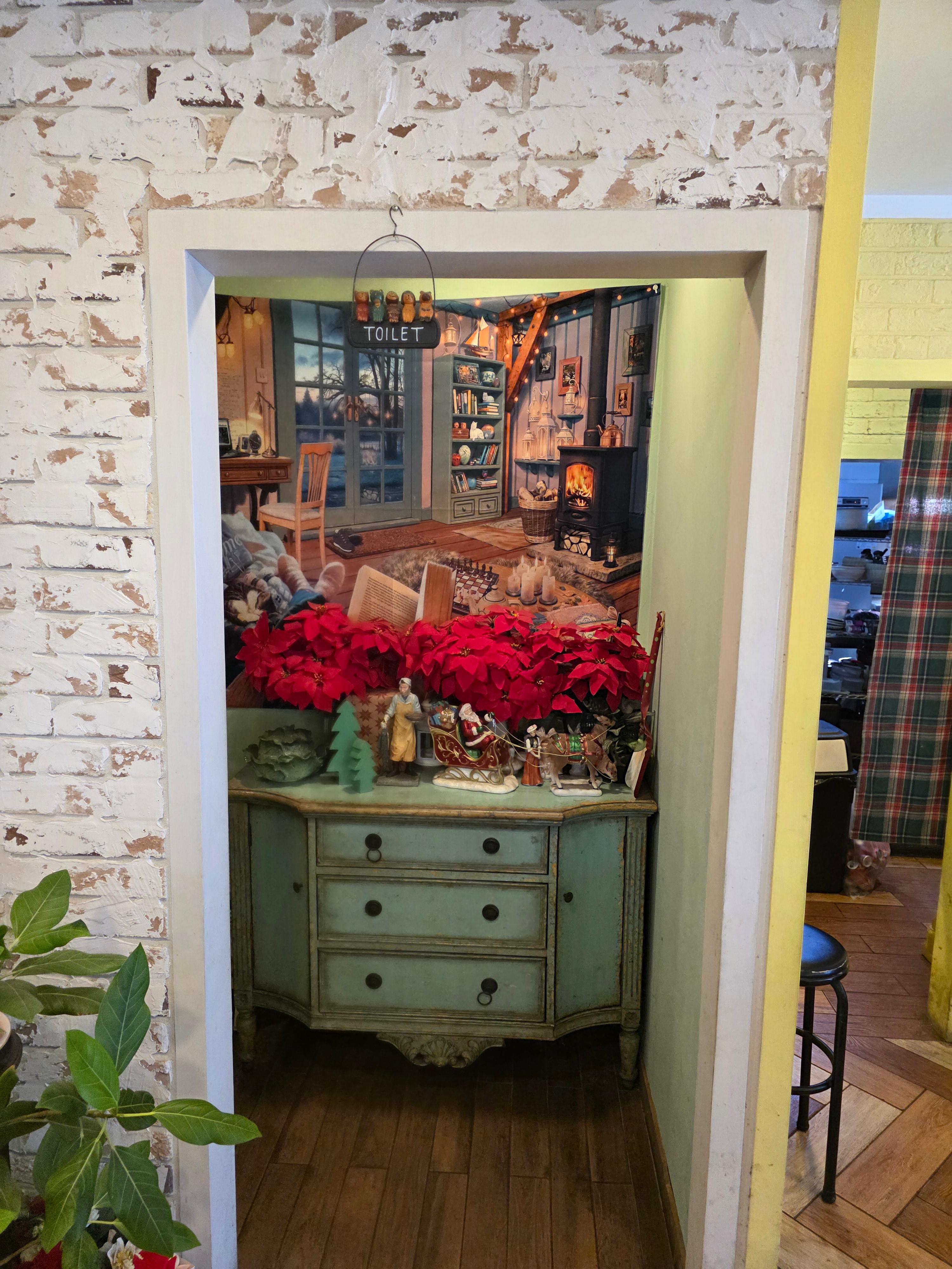 김해 진영 금돼지 왕돈까스 크리스마스 풍 화장실 입구