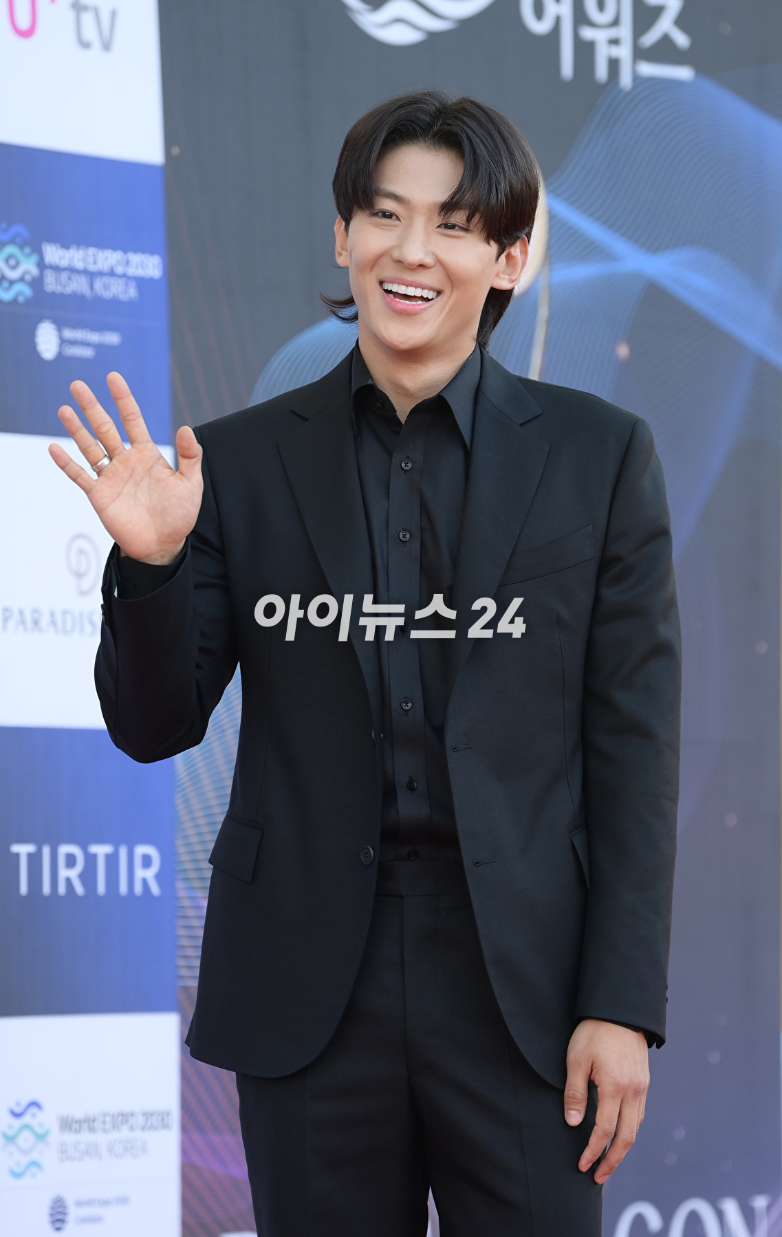 방송인 덱스가 19일 인천 파라다이스시티에서 열린 제2회 청룡시리즈어워즈 레드카펫 행사에 참석하고 있다. [사진=정소희 기자]