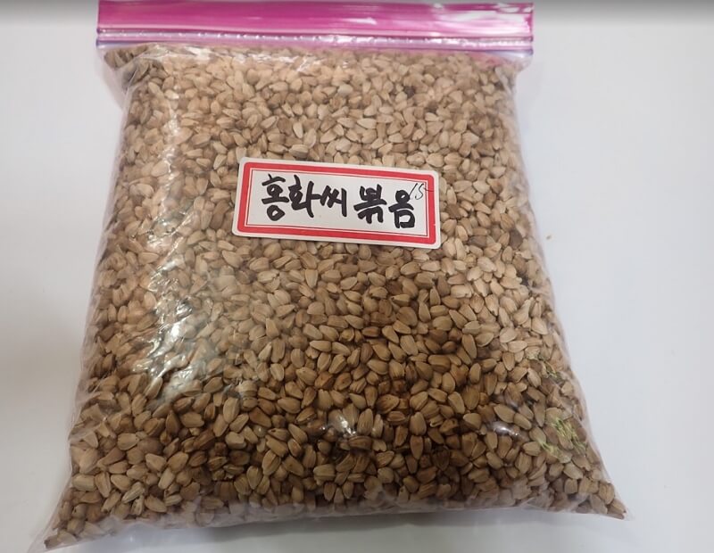 볶은-홍화씨와-말린-꽃잎