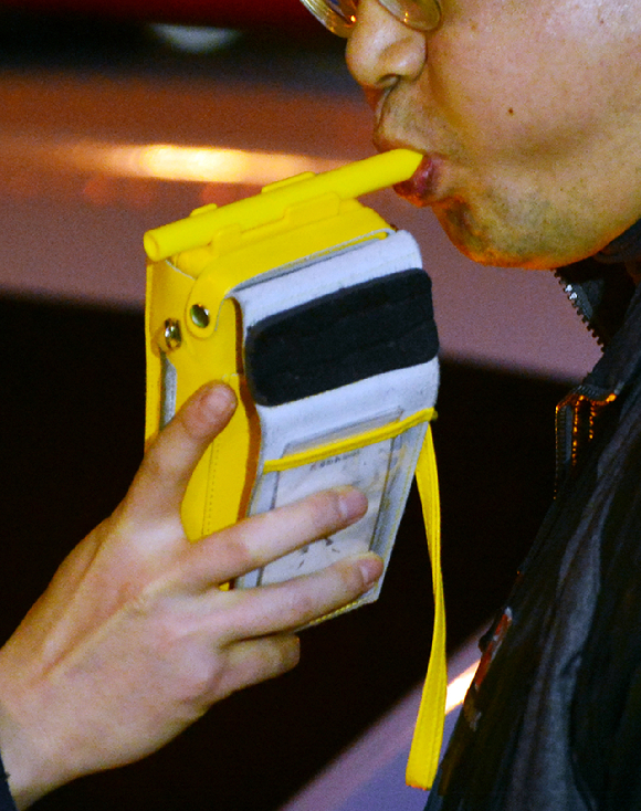 지난해 10월 충북 청주시 산남동 일대에서 실시한 충북경찰청 주관 음주 단속에서 한 운전자가 음주측정을 하고 있다. [사진=뉴시스]