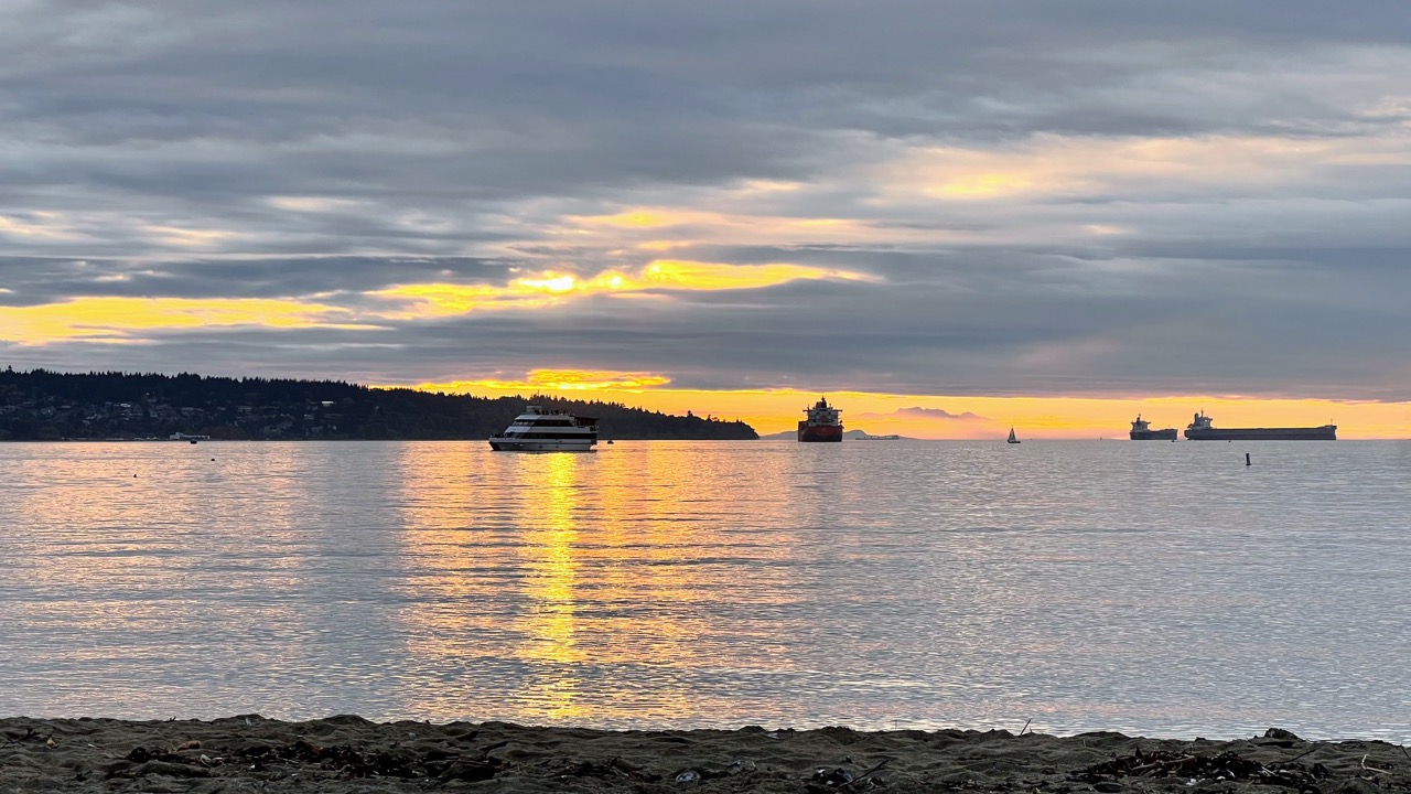 요트, 서핑 등 다양한 액티비티를 즐길 수 있고, 그냥 걷기에도 좋은 잉글리시베이 비치