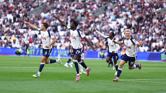 파페 마타르 사르의 선제골에 기뻐하는 토트넘 선수들