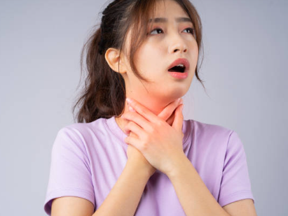 목에서 발열되는 사진