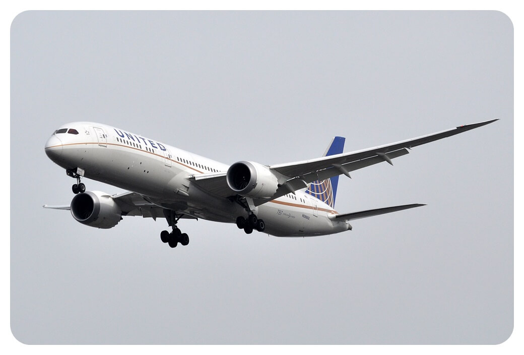 싱가포르항공 Airbus A350-900 여객기가 비행하고 있는 모습을 찍은 사진