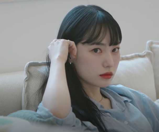 쇼파에-앉아-있는-여성